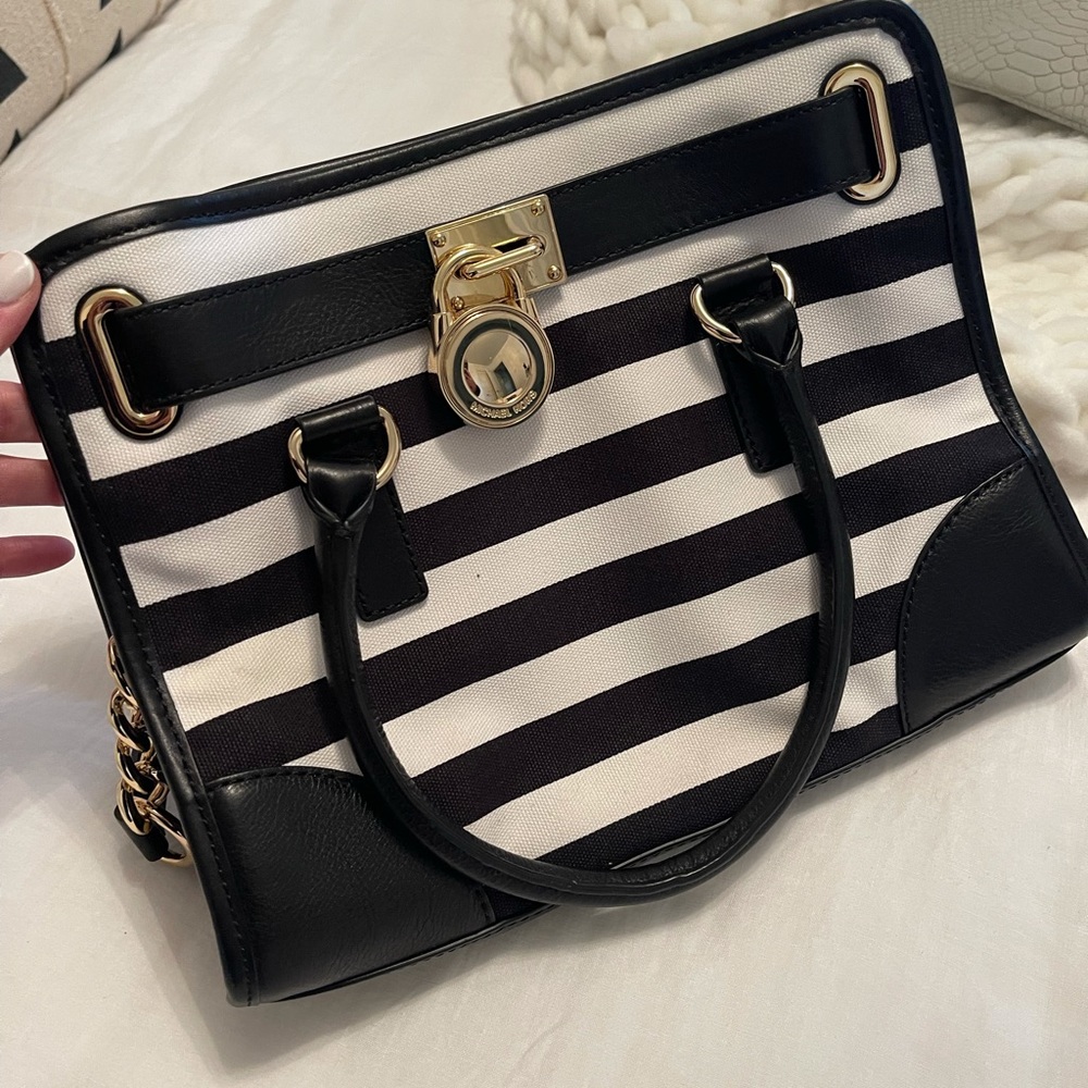 Excellent condition Micheal Kors purse